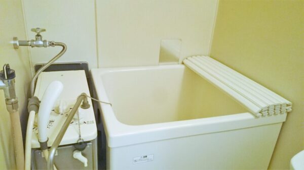 古い空き家にある昭和風な浴室のイメージ