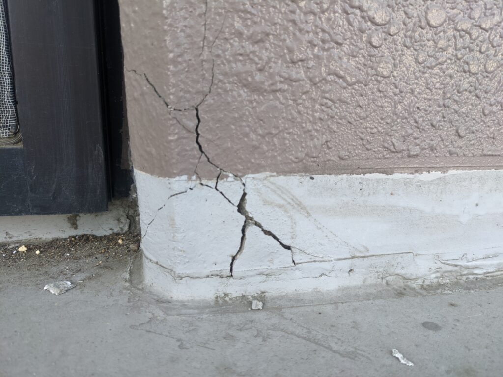 地震の影響でヒビが入った家屋