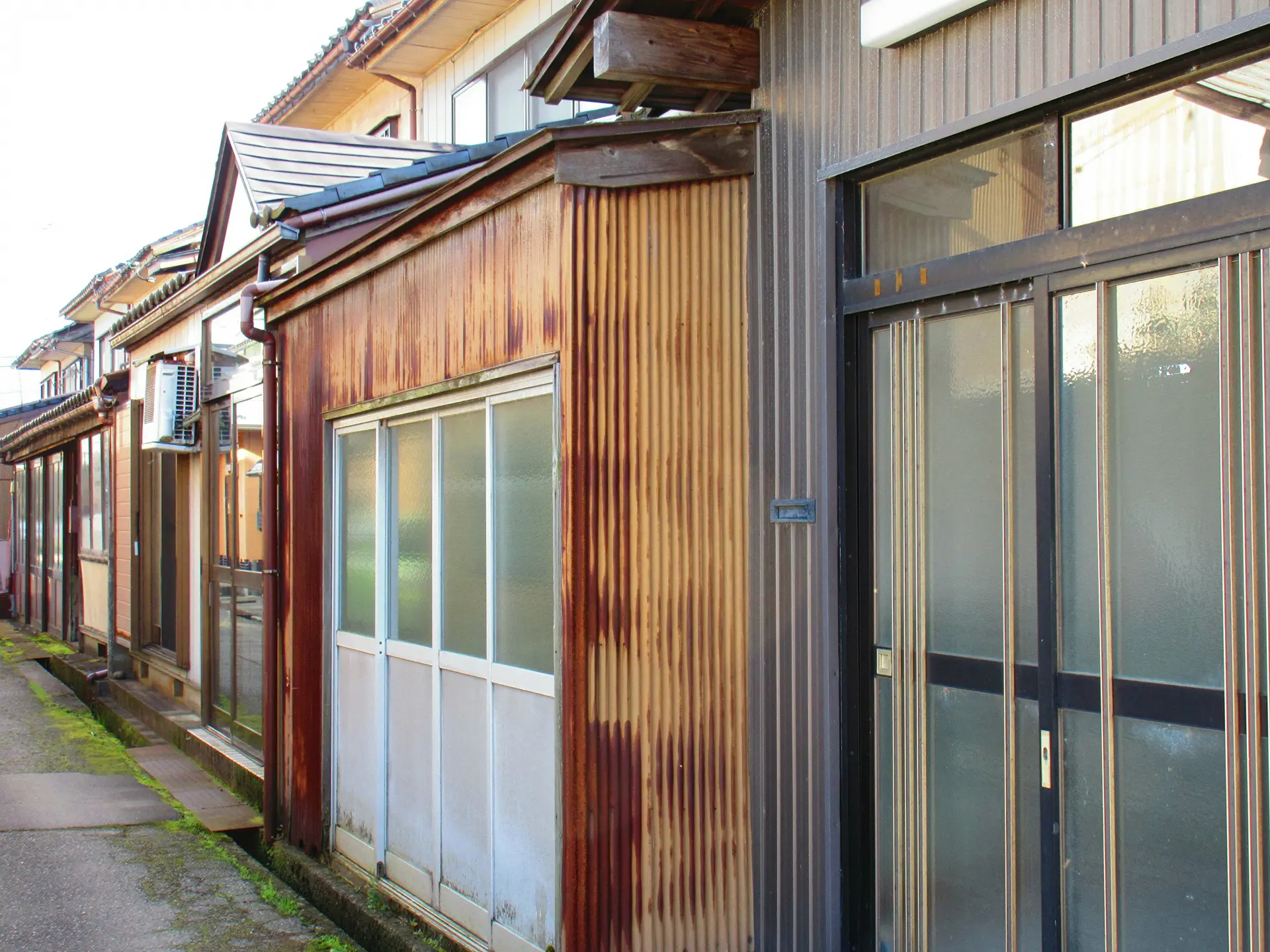 そもそも「長屋式住宅」とはどんな建物？